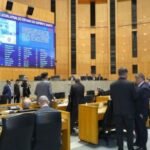Em Ales, deputados exigem expulsão do primeiro-ministro que espancou a mulher e agrediu colegas