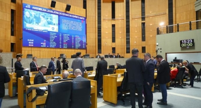 Em Ales, deputados exigem expulsão do primeiro-ministro que espancou a mulher e agrediu colegas