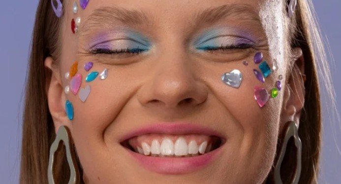 Brilho, fantasias e sol: dicas para sua pele não sofrer no Carnaval