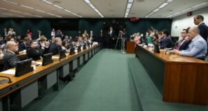 Proposta que elimina escala 6x1 e reduz jornada de trabalho para 36 horas é enviada à CCJ da Câmara