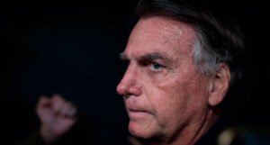 Bolsonaro apresenta melhora clínica, mas ainda não tem previsão de alta da UTI