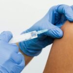 Brasil e China assinam acordo para duplicar produção de vacinas no SUS