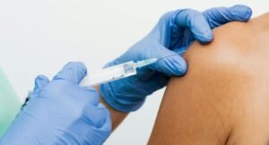 Brasil e China assinam acordo para duplicar produção de vacinas no SUS