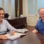 Casagrande renuncia para disputar vaga no Senado e Ferraço assume Governo do ES