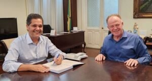 Casagrande renuncia para disputar vaga no Senado e Ferraço assume Governo do ES