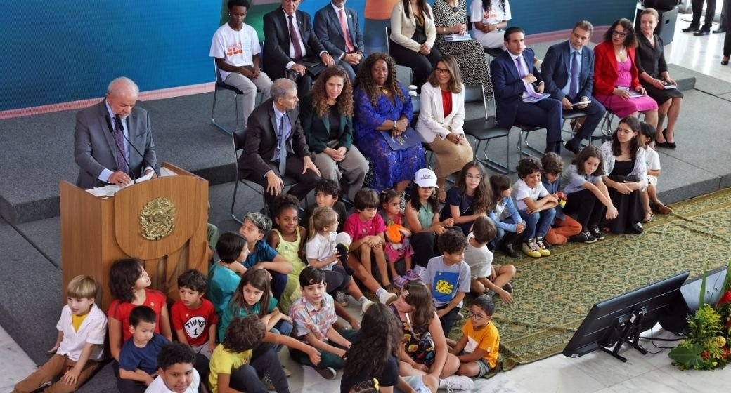 Decretos do ECA Digital proíbem “rolagem infinita” e criam centro da PF contra crimes online