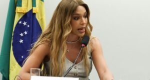 Erika Hilton apresenta AGU contra Nikolas Ferreira por fake news sobre Misoginia PL