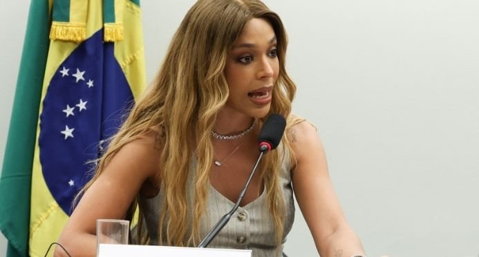 Erika Hilton apresenta AGU contra Nikolas Ferreira por fake news sobre Misoginia PL