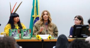 Erika Hilton assume Comissão Feminina da Câmara diante de críticas da oposição e placar apertado