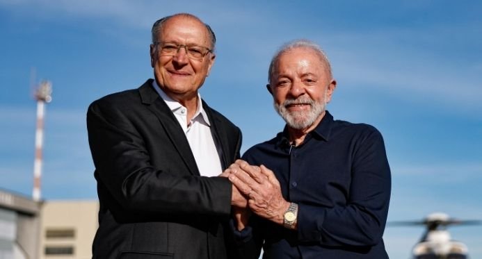 Lula confirma Alckmin como vice-presidente e anuncia saída de 18 ministros para as eleições de 2026