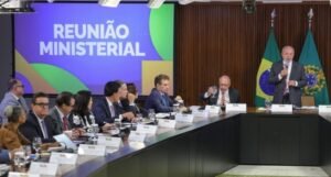 Lula exalta dados econômicos, cobra ministros e chama Flávio Bolsonaro de “traidor do país”