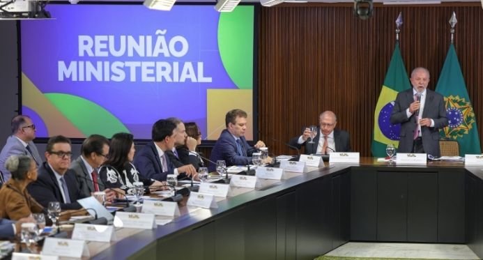 Lula exalta dados econômicos, cobra ministros e chama Flávio Bolsonaro de “traidor do país”