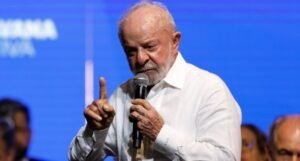 “Opala é o pai dele, que está no ferro-velho”, diz Lula sobre provocação de Flávio Bolsonaro