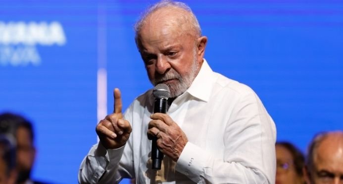 “Opala é o pai dele, que está no ferro-velho”, diz Lula sobre provocação de Flávio Bolsonaro