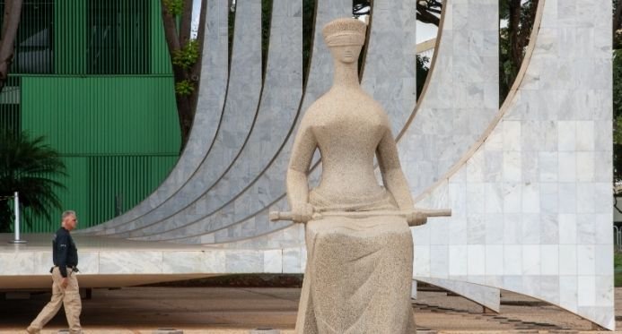 Divisão no STF: ministros exigem defesa de Fachin em crise do Banco Master