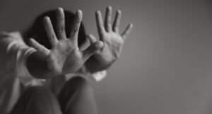 Senado aprova lei que criminaliza o ódio às mulheres, mas direita promete bloquear projeto na Câmara