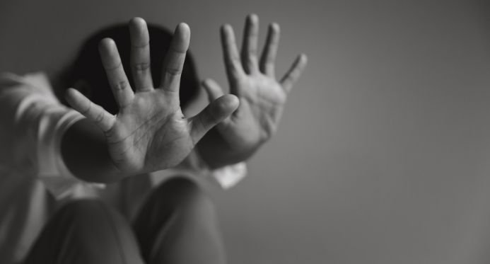 Senado aprova lei que criminaliza o ódio às mulheres, mas direita promete bloquear projeto na Câmara