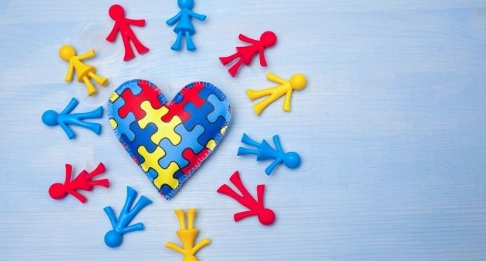 Abril Azul conscientiza sobre o papel das escolas na inclusão e acolhimento de alunos com autismo