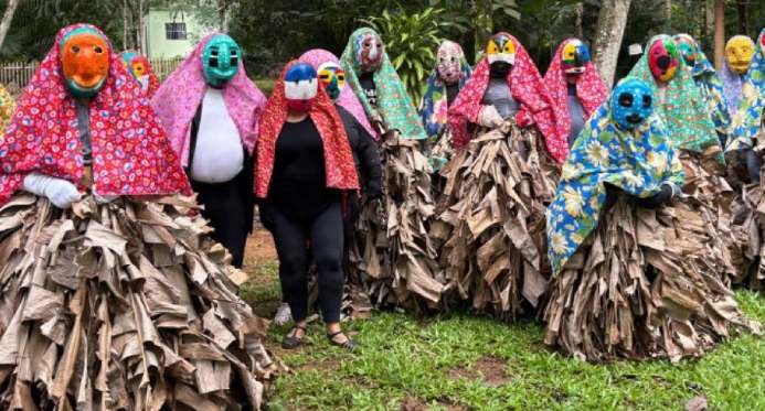 Carnaval de Congo passa de geração em geração e matém viva tradição em Cariacica