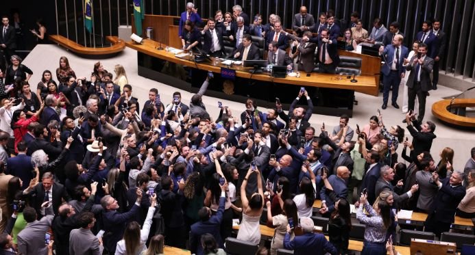 Congresso derruba veto de Lula e abre caminho para redução de pena de Bolsonaro