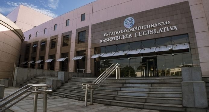 Cadeiras musicais: Janela partidária altera 40% da Assembleia do ES e redefine forças para as eleições