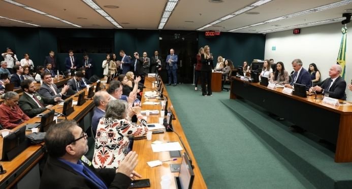 Propostas para acabar com a escala 6x1 e reduzir jornada de trabalho avançam na Câmara