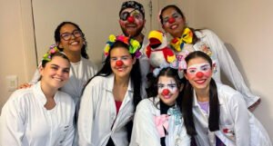 Risos que acolhem: palhaços levam leveza aos pacientes internados no Hospital São Lucas