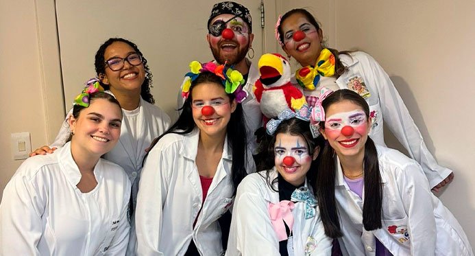 Risos que acolhem: palhaços levam leveza aos pacientes internados no Hospital São Lucas