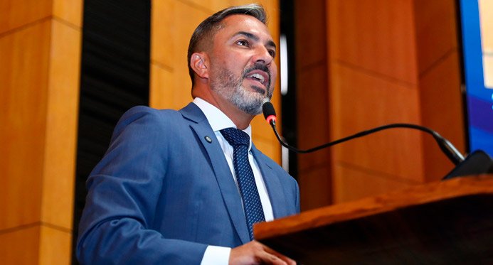 Tyago Hoffmann retorna à Assembleia Legislativa após 15 meses à frente da ES Salud