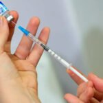 Vacina contra gripe não causa doença e salva vidas, alerta Ministério da Saúde