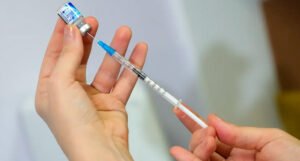 Vacina contra gripe não causa doença e salva vidas, alerta Ministério da Saúde