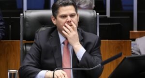 Alcolumbre envia texto de oposição à CCJ em manobra contra fim da escala 6x1