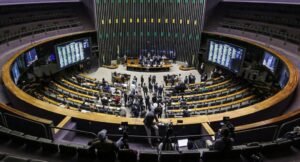 Congresso derruba vetos de Lula, libera recursos para cidades endividadas e autoriza doações em eleições