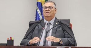 Dino abre investigação por suposto desvio de emendas ao filme de Bolsonaro