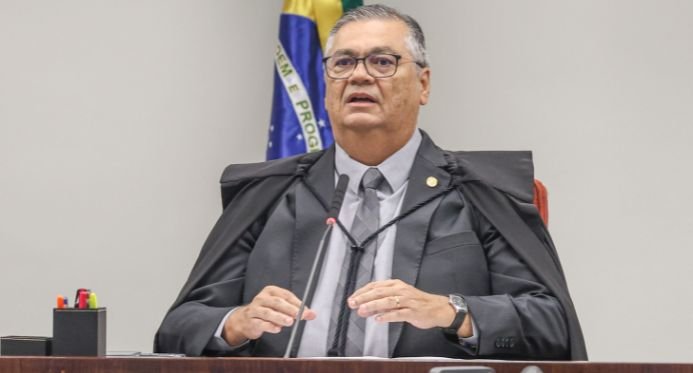 Dino abre investigação por suposto desvio de emendas ao filme de Bolsonaro