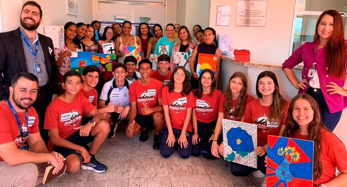 Alunos transformam a rotina das mães do Hospital Jayme Santos Neves com arte e carinho