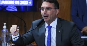 Flávio Bolsonaro comemora decisão dos Estados Unidos contra PCC e CV, mas votação do mesmo tema no Senado foi perdida
