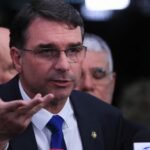 Flávio Bolsonaro recua, admite contato com Vorcaro e tenta conter a deterioração com pedido do IPC