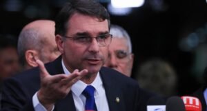 Flávio Bolsonaro recua, admite contato com Vorcaro e tenta conter a deterioração com pedido do IPC