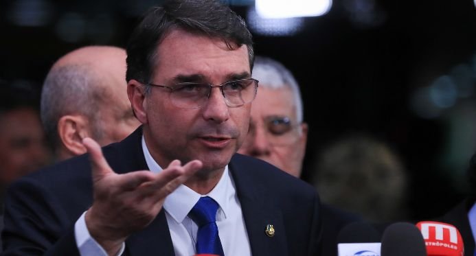 Flávio Bolsonaro recua, admite contato com Vorcaro e tenta conter a deterioração com pedido do IPC