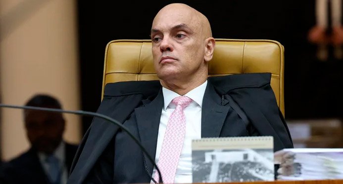 Moraes pede opinião da PGR sobre inclusão de Jair e Flávio na investigação