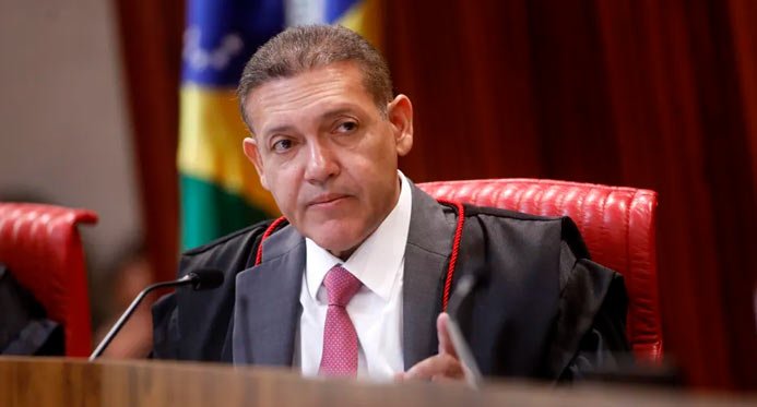 Nunes Marques assume presidência do TSE; André Mendonça será o vice