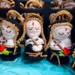 Pacientes com câncer recebem miniaturas de Santa Rita produzidas por estagiários