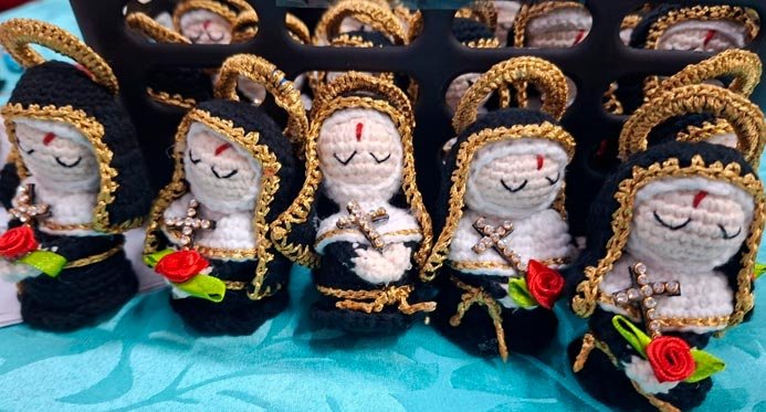 Pacientes com câncer recebem miniaturas de Santa Rita produzidas por estagiários
