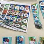 Polícia apreende mais de mil adesivos supostamente falsificados da Copa do Mundo em uma gráfica na Espanha