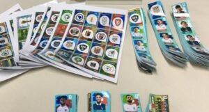 Polícia apreende mais de mil adesivos supostamente falsificados da Copa do Mundo em uma gráfica na Espanha