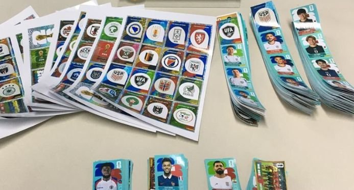 Polícia apreende mais de mil adesivos supostamente falsificados da Copa do Mundo em uma gráfica na Espanha