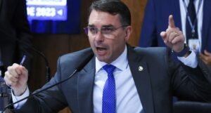 Vazamento de mensagens ligando Flávio Bolsonaro a Vorcaro movimenta corrida presidencial