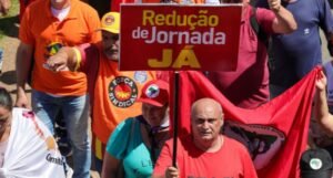 Comissão da Câmara aprova texto-base da PEC que acaba com a escala 6x1; confira os próximos passos