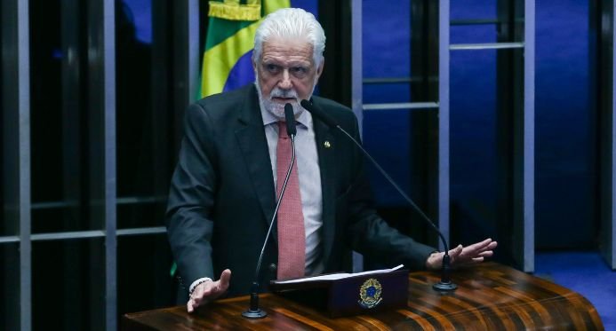 Encurralado pela PF, Jacques Wagner deve abrir mão da liderança do governo no Senado